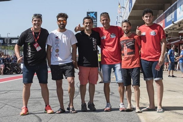 El Víctor Cuervo, el Toni Garcia, Ferran Clusellas, Jordi Clariana, David Jaén i l'Àlex Pérez al pit lane_617x412