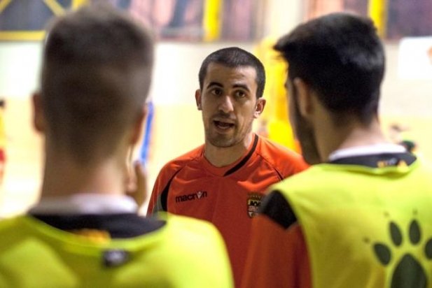 Borja Burgos dóna instruccions als seus jugadors, en un partit a Manlleu_617x412