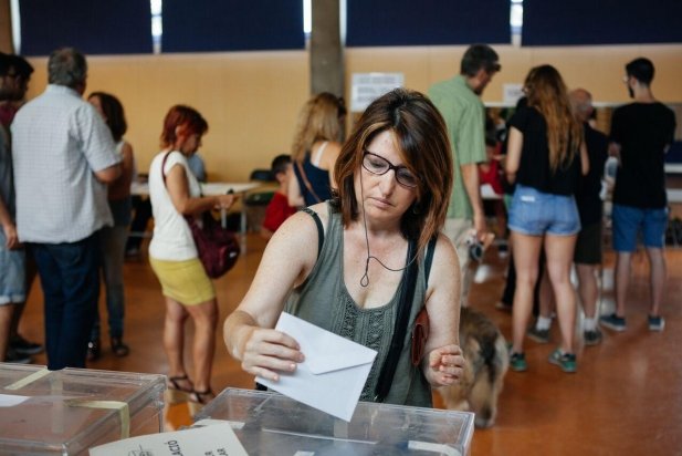 Una dona vota a l'Emili Carles el 26-J_617x412