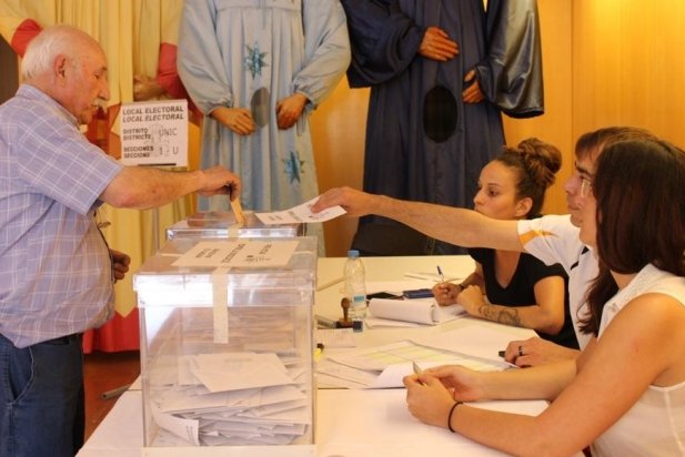 Un castellarenc exercint el seu dret a vot a l'Ateneu_617x412