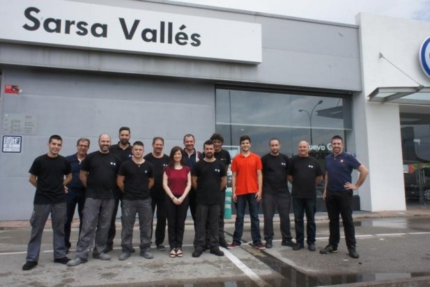 Imatge dels treballadors del taller del concessionari Sarsa Vallès_617x412