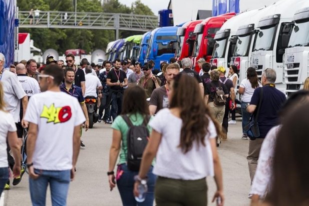 El pàdoc del Circuit de Catalunya s'omple de gent durant el cap de setmana_617x412