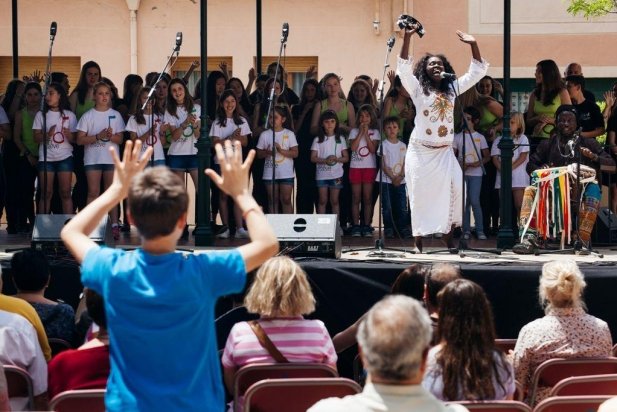 Moment del Concert de diumenge, amb el Cor Sant Esteve, el cor IES Sentmenat i dos músics africans_617x412