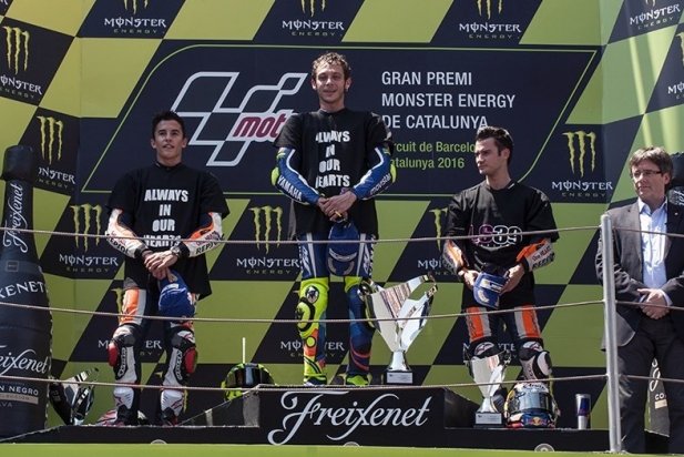 Márquez, Rossi i Pedrosa han lluït samarretes negres en memòria de Luis Salom_617x412