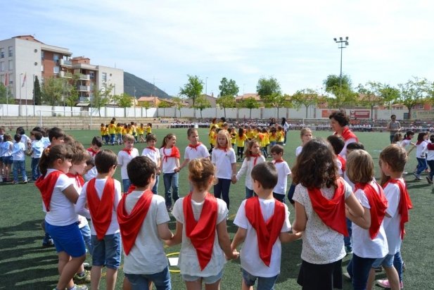 Els alumnes interpretant les danses al camp de futbol_617x412