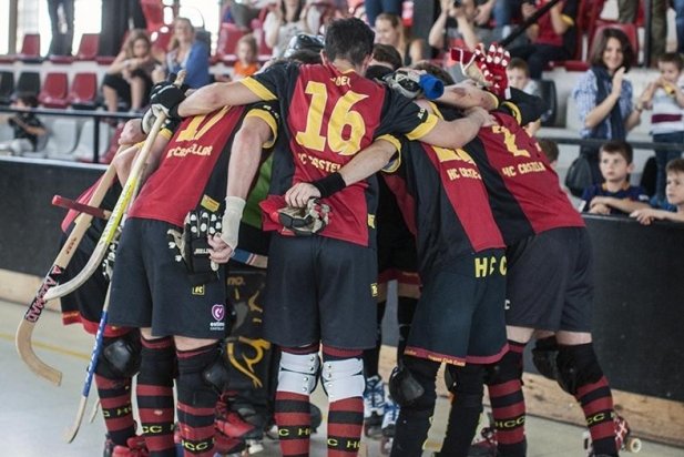 Els jugadors de l'HC Castellar fent pinya abans de conèixer la derrota del Sant Feliu_617x412