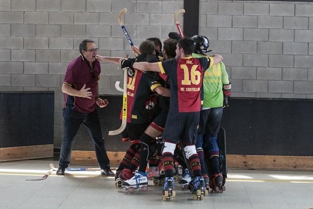 L'HC Castellar celebrant la permanència amb el tècnic Fidel Truyols_617x412