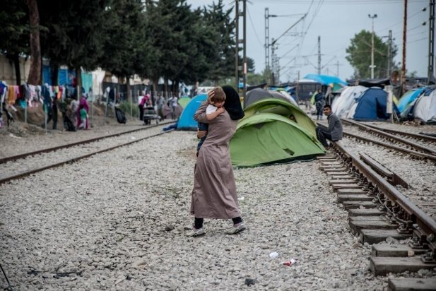 El campament d'Idomeni està muntat sobre les vies del tren, a la darrera estació en territori grec || violeta palazón_617x412