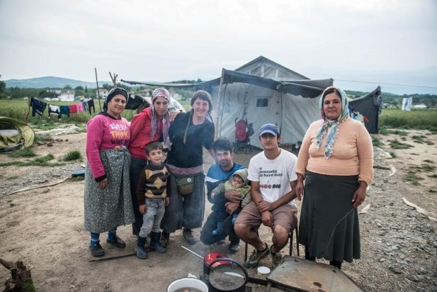 La voluntària, al centre, amb una família kurda, al camp de refugiats || violeta palazón_617x412