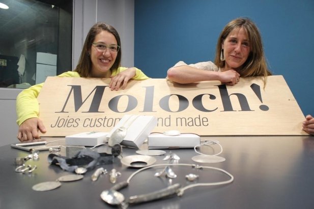 Ivet Oller i Debora Martí mostrant algunes de les peces de l'actual col·lecció de Moloch! _617x412