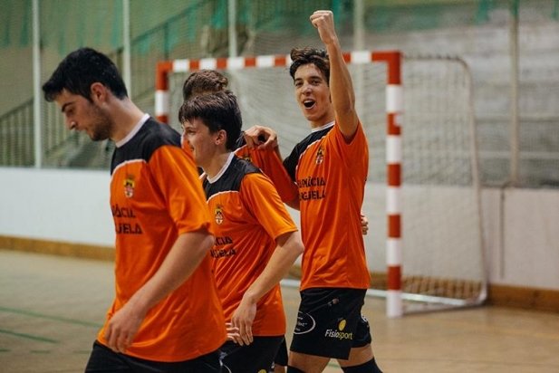 Els jugadors del FS Castellar en la celebració del segon gol d'Aleix Navarro_617x412