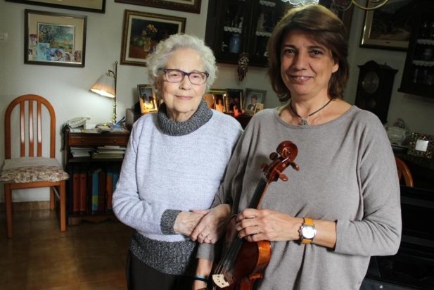 La Lídia donant el violí a la Canòlich_617x412
