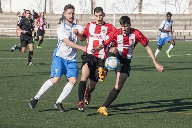 Maka i David López lluiten una pilota en atac a la primera part_617x412