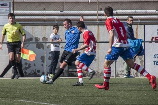 Carlos Silva centra una pilota a l'àrea rival_617x412