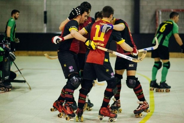 Els jugadors de l'HC Castellar celebren un dels set gols_617x412