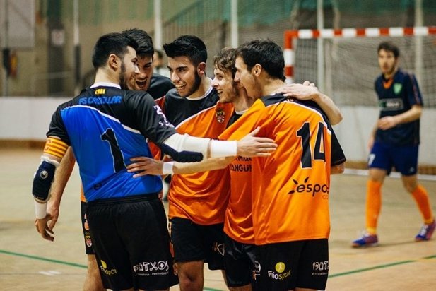 Els jugadors del FS Castellar celebren el tercer d'Àlex Martínez_617x412