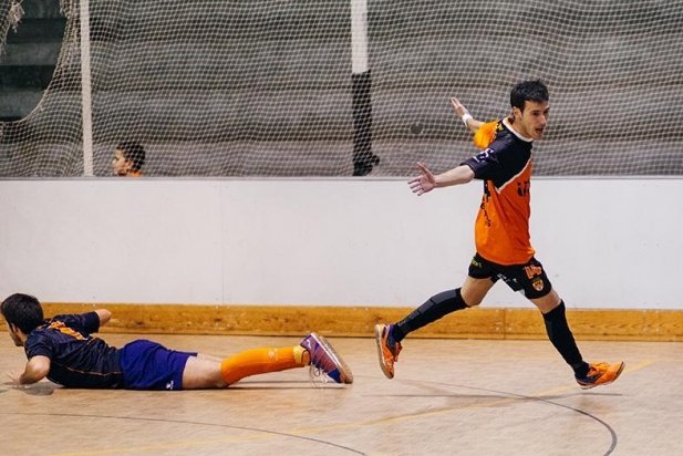 Sergi Bracons celebra el quart gol del partit enfront la Pia