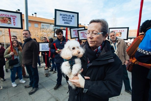 Una de les assistents a la protesta amb el seu gos_617x412