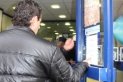 Un client a l'entrada de l'administració de loteria