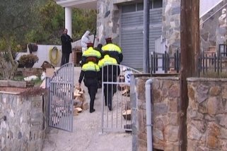 Agents dels Mossos a la casa on es va trobar el cos de la víctima. || CCMA