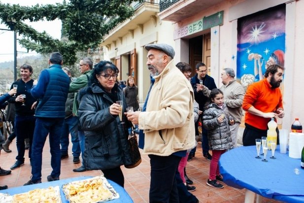 Moment de la inauguració dels pessebres de Sant Feliu a la terrass del Centre Feliuenc._617x412