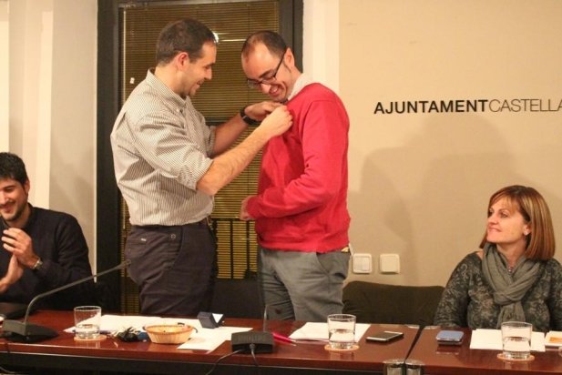 L'alcalde va posar el pin d'or de l'Ajuntament a Lomas_617x412