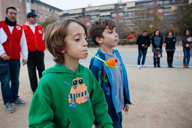 Dos participants fent una prova de la 1a Gimcana Solidària de la Creu Roja_617x412