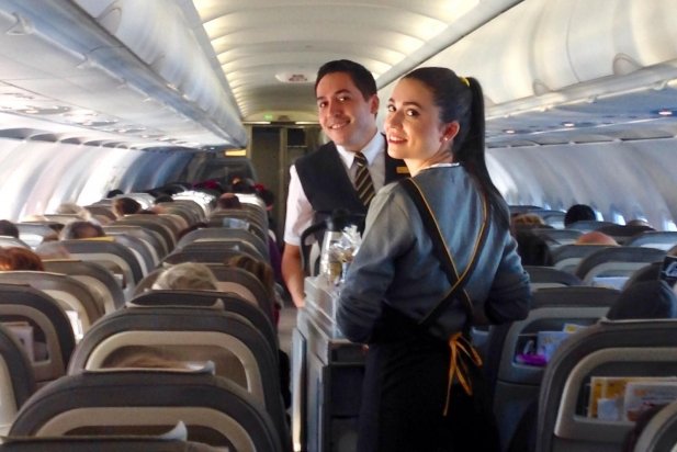 Mònica Llobet passant el servei en un vol de París a Lanzarote amb el company Daniel Lozano_617x412