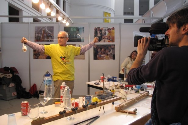 Anicet Cosialls durant una de les demostracions de 'Física pop'_617x412