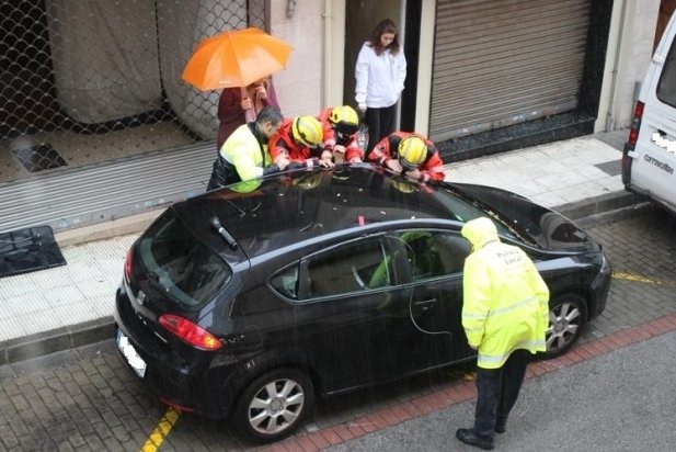 Els efectius de Bombers i Policia Local durant el rescat_617x412