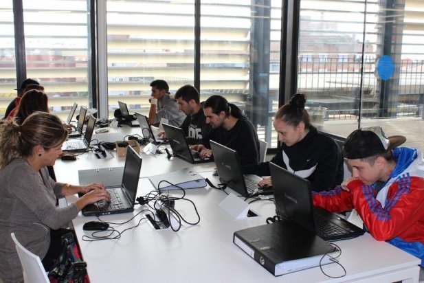 Els joves que fan un dels cursos en una imatge de fa dues setmanes_617x412