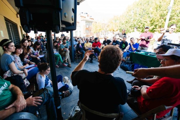 Una imatge durant la xerrada a la plaça Major_617x412