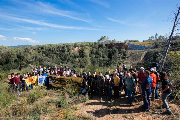 Els participants al gasoducte Martorell-Figueres al torrent de Colobrers_617x412