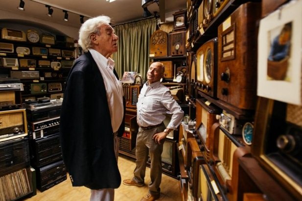 Luis del Olmo amb Francesc Soto mirant la col·lecció de ràdios antigues_617x412