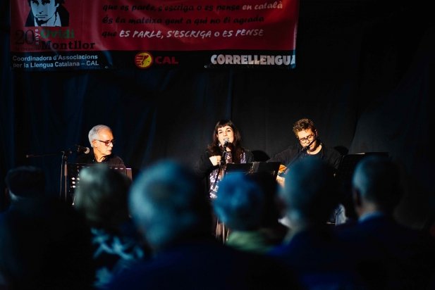 D'esquerra a dreta, Joan Elias, Mariona Roca i Ivan Hinojosa durant el recital_617x412