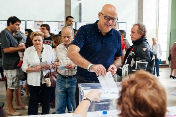 Lluís Maria Corominas en el moment de votar al col·legi Emili Carles-Tolrà_617x412