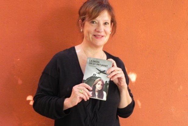 Gisela Pou, l'autora de 'La noia de la mitjanit', amb un exemplar de la novel·la juvenil_617x412