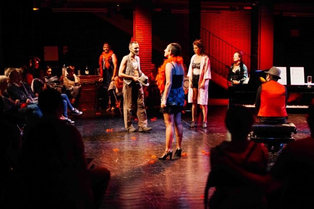 Els actors durant la funció de 'Cabaret'_617x412
