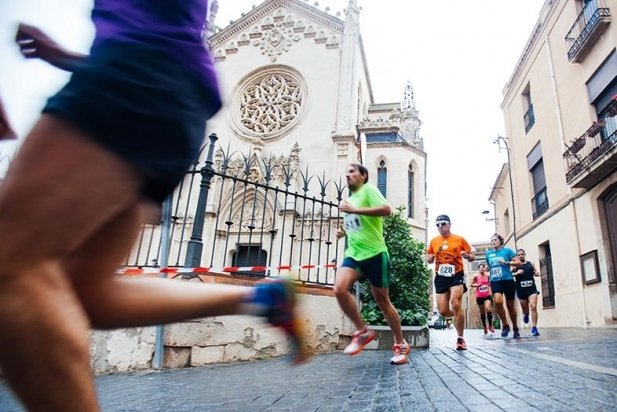 Participants de la cursa dels 'grans' al seu pas per l'esglèsia_617x412