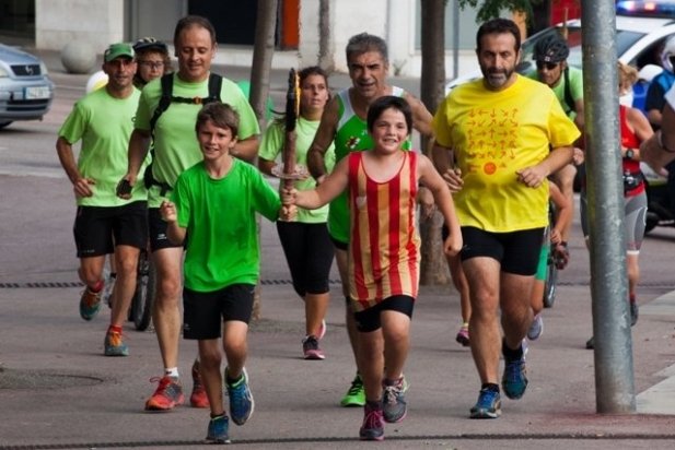 L'arribada de la Flama del Canigó a la plaça d'El Mirador_617x412