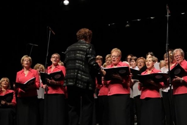 Els cors participants a la 18a Trobada de Primavera cantant conjuntament dalt l'escenari_617x412
