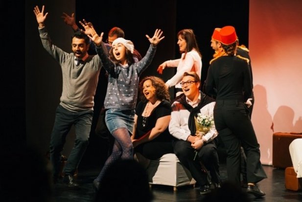 Els actors de 'Tots s'enamoren', durant una peça musical de la funció_617x412