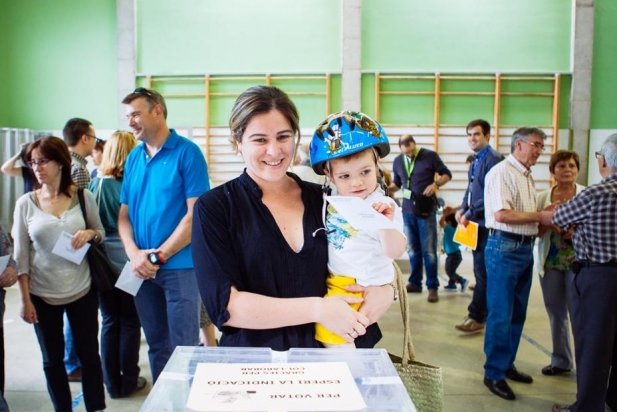 Una mare i el seu fill voten en un col·legi electoral de Castellar_617x412