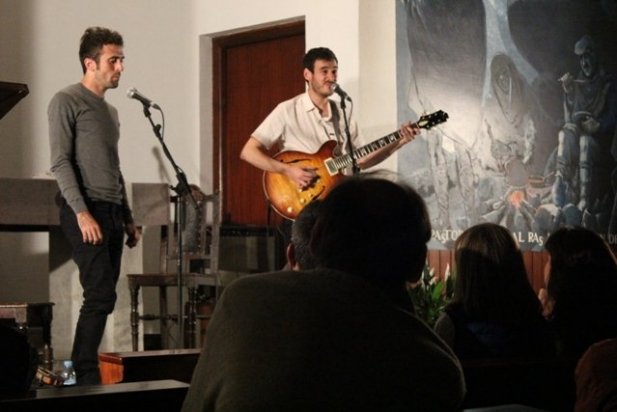 Ferran Savall (a l'esquerra) i Adrià Plana (a la dreta) durant l'actuació musical_617x412