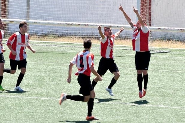 Carlos Silva, eufòric, celebra el seu gol contra el Llerona_617x412