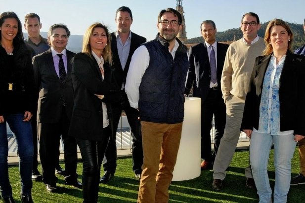  Foto de família de la candidatura del PP de Castellar. Al centre, el cap de llista, Antonio Carpio_617x412