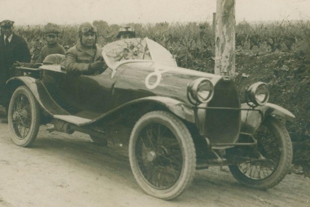 Un dels tres Bugatti que l'importador Manuel Bertrand va inscriure a la cursa._617x412