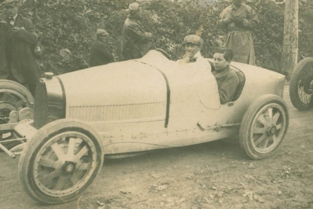  El guanyador absolut va ser el Bugatti 'Typ 35' conduït per Fernando De Vizcaya (de negre a la dreta)_617x412