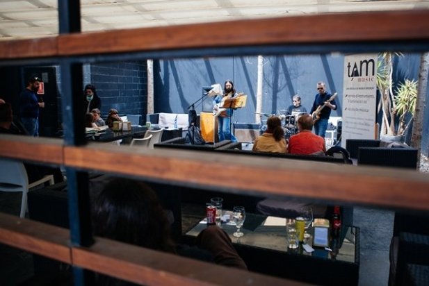 Els músics que van ambientar el mercat, tocant a la terrassa del Calissó_617x412