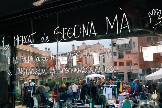 L'ambient del mercat reflectit al vidre del bar Calissó_617x412